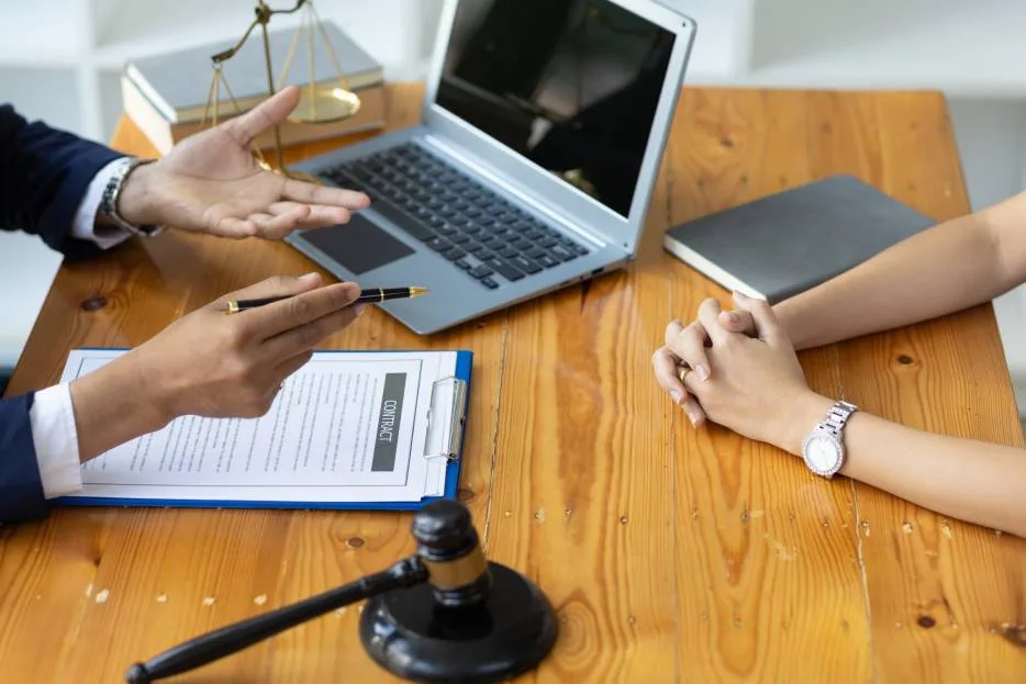 entrepreneur receiving legal advice from a commercial attorney miami